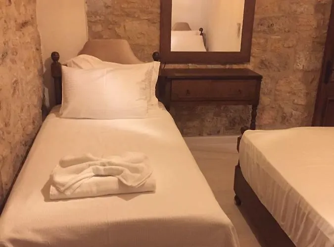 Готель Damaki *